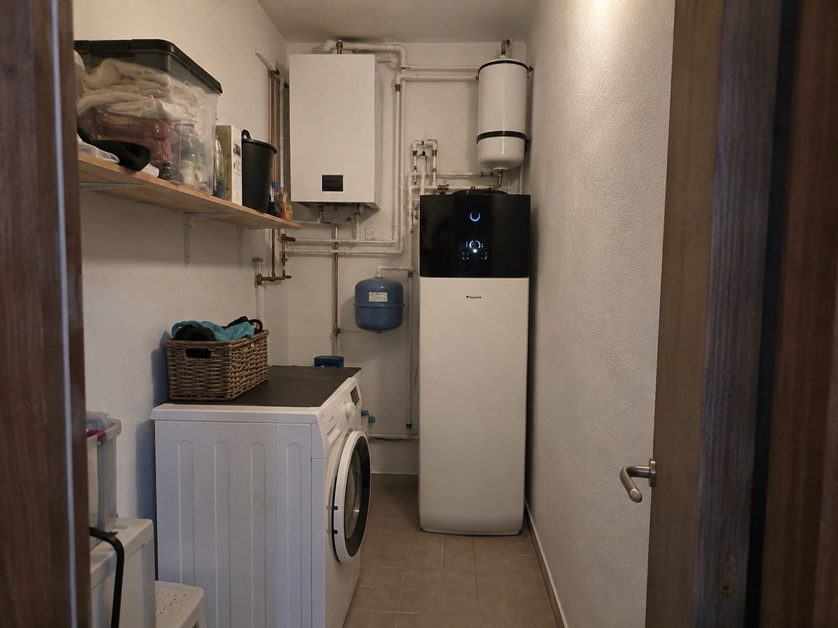 Técnicos instalando aerotermia en vivienda de Sabadell